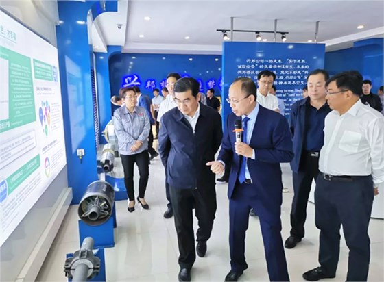 市長(zhǎng)丁繡峰參觀興邦管道展廳